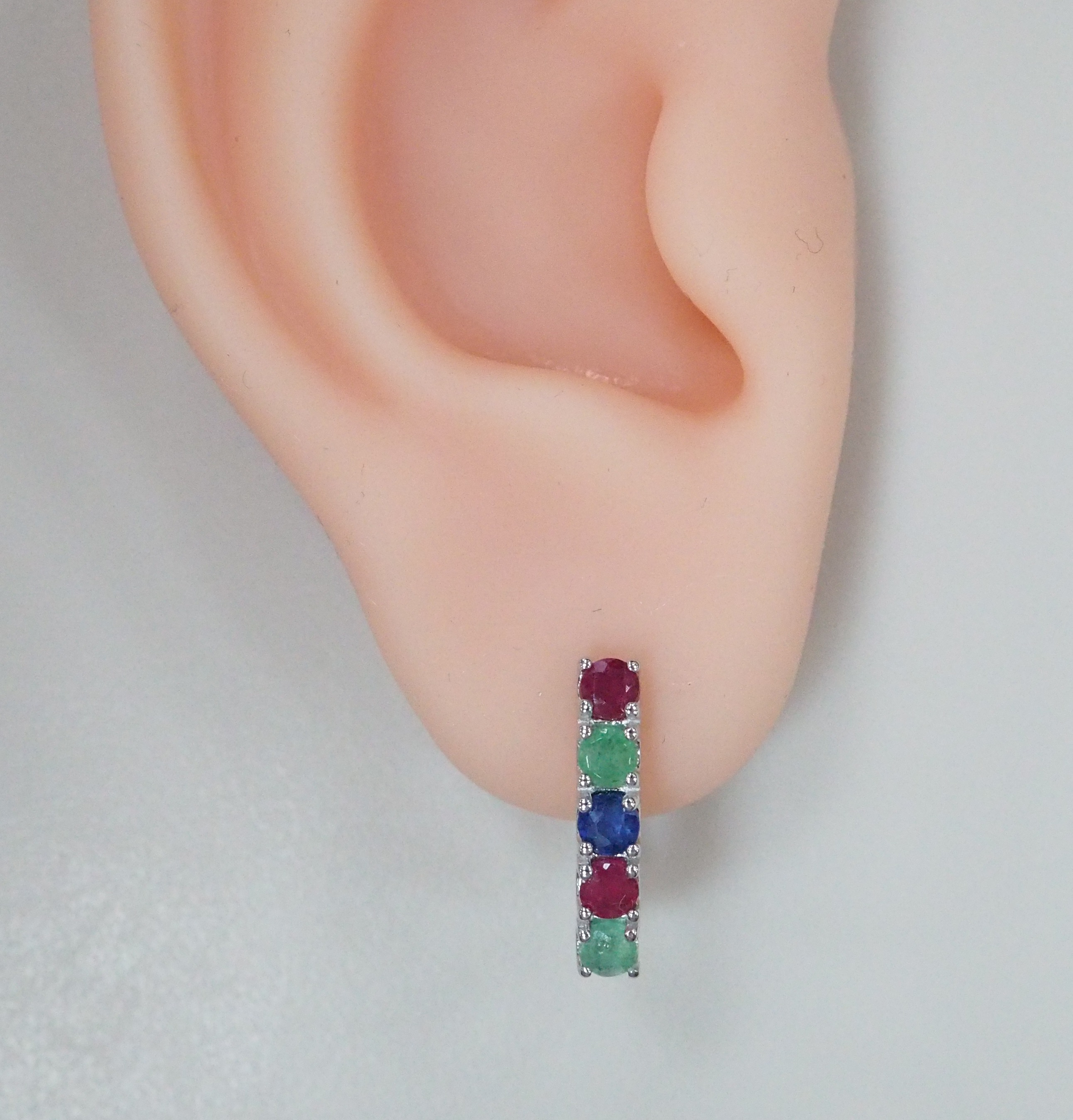 Серебряные серьги с изумрудами, рубинами и сапфирами